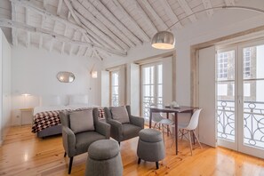 Tabla de planchar con plancha, wifi gratis y ropa de cama 