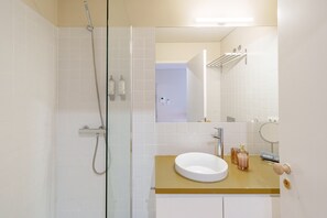 Dusche, Haartrockner, Handtücher