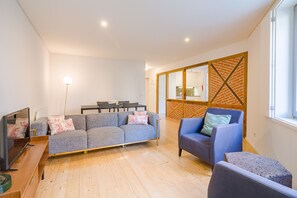 TV - Typical One Bedroom Apart for 4 in Center (Porto)