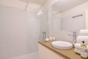 Douche, sĂšche-cheveux, serviettes fournies