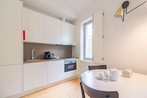 Fridge, microwave, oven, coffee/tea maker