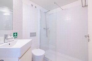 Douche, sĂšche-cheveux, serviettes fournies