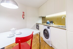 Een koelkast, een magnetron, een oven, een kookplaat