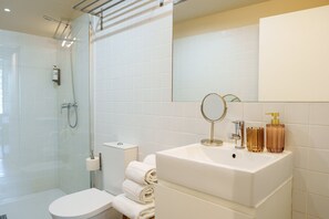 Douche, sèche-cheveux, serviettes fournies