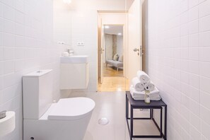Een douche, een haardroger, handdoeken