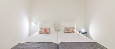 1 habitación, tabla de planchar con plancha, wifi gratis y ropa de cama