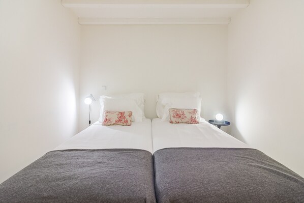 1 slaapkamer, een strijkplank/strijkijzer, gratis wifi, beddengoed