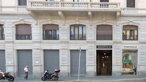 A building with a classic architectural style, featuring a ground floor entrance labeled 'MAGENTA 25' and a second-floor shop named 'POMPADOUR.' - GuestHost - Cozy APT on 2 levels Milan-Corso Magenta! (Milano)