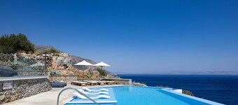 Seafront luxury villa,infinity pool & devine views