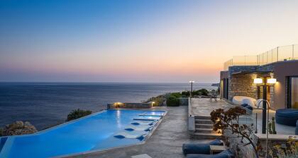 Seafront luxury villa,infinity pool & devine views
