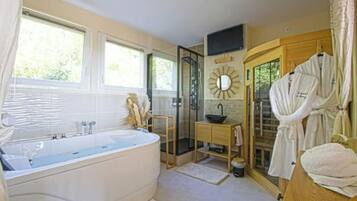 Een douche, een haardroger, badjassen, pantoffels