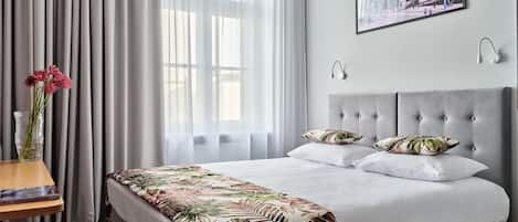 Escritorio y espacio para trabajar con laptop