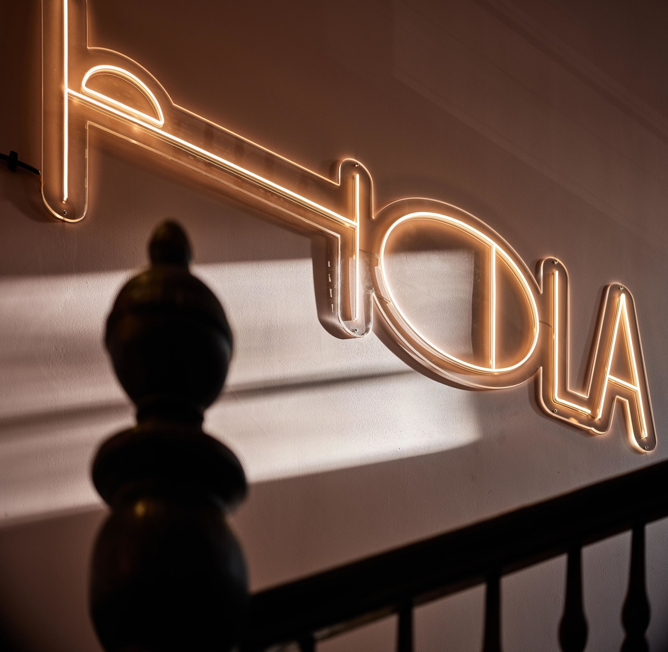 Un letrero de neón con la palabra 'Polo' en un estilo moderno e iluminado.
