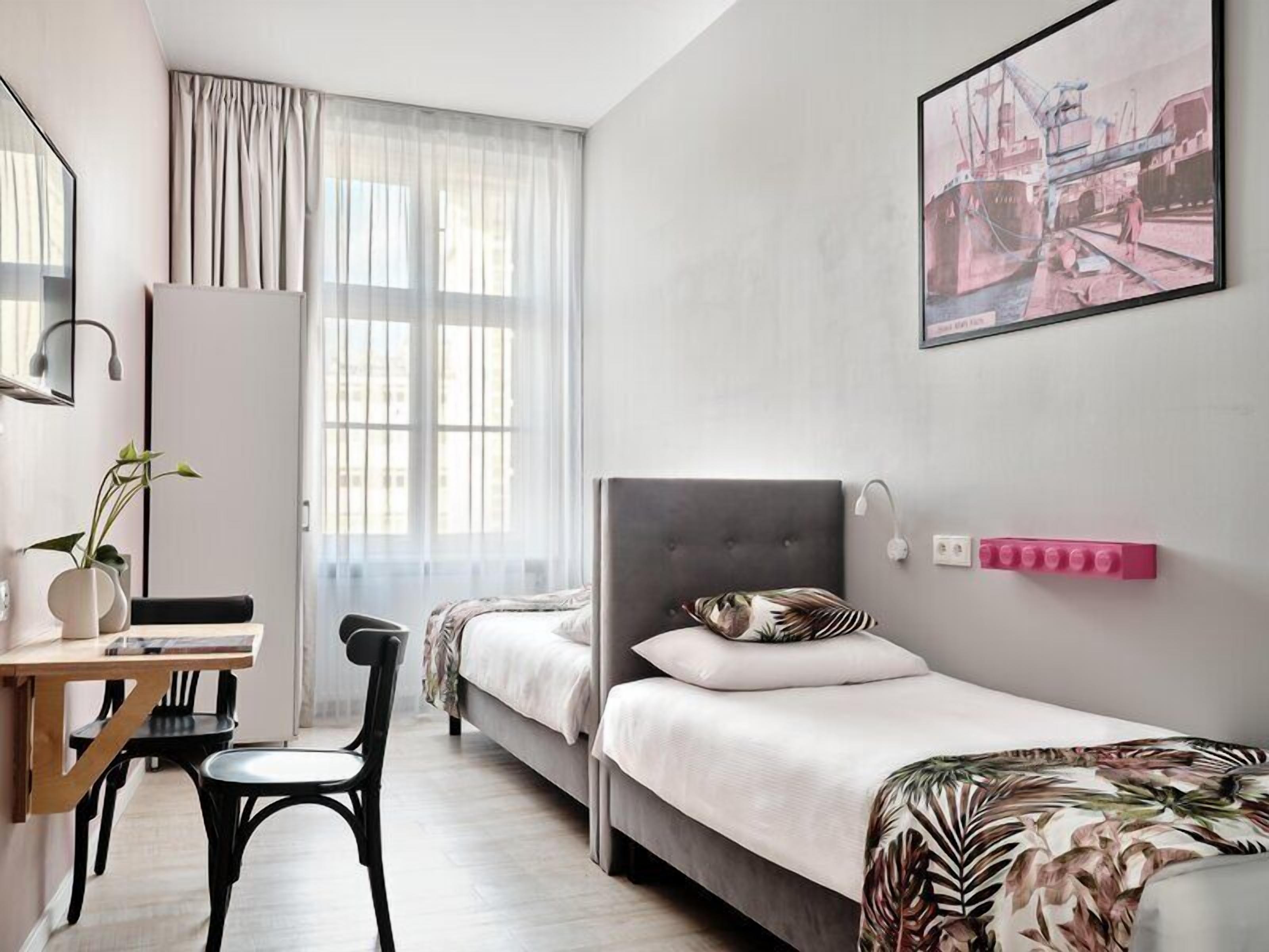 Standard Twin Room | Desk, laptop workspace, iron/ironing board (on request), WiFi (free)