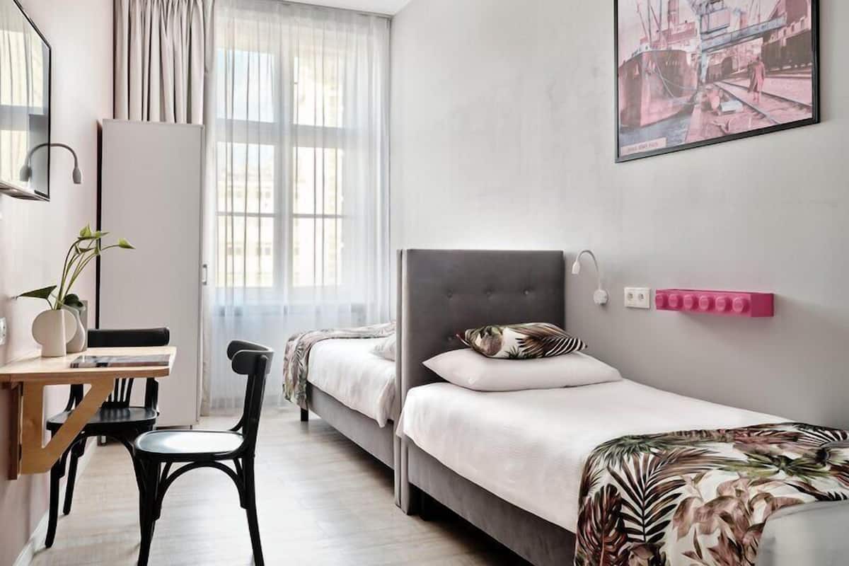 Standard Twin Room | Desk, laptop workspace, iron/ironing board (on request), WiFi (free)