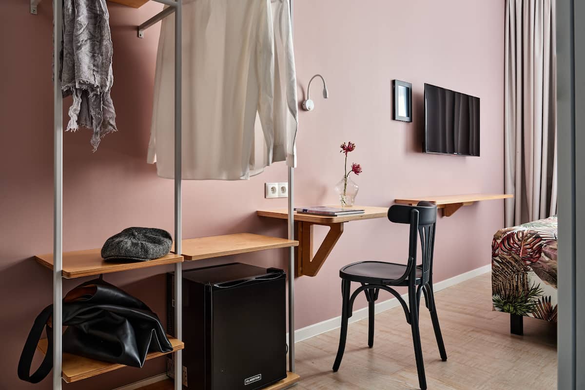 Habitación estándar doble | Escritorio y espacio para trabajar con un portátil