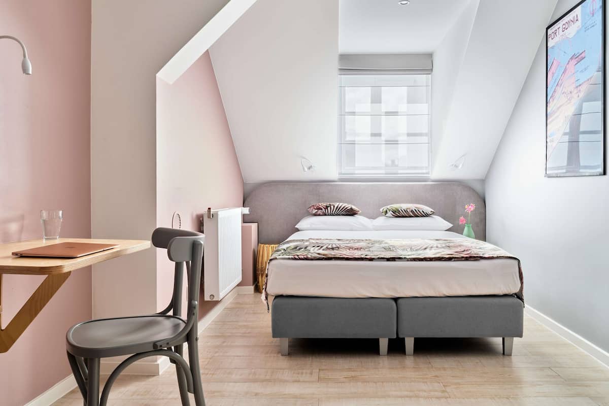 Habitación económica doble (vaulted ceiling) | Escritorio y espacio para trabajar con un portátil