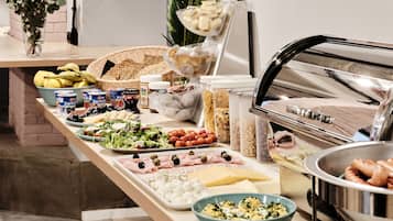 Daily cooked-to-order breakfast (PLN 54 per person)