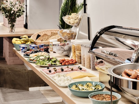 Daily cooked-to-order breakfast (PLN 54 per person)