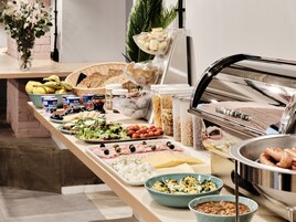 อาหารเช้าปรุงตามสั่งทุกวัน (PLN 54 ต่อคน)