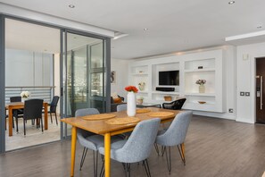 Deluxe Apartment | Private kitchen | Fridge, microwave, oven, stovetop - Mandela Rhodes T1001 (Cape Town)