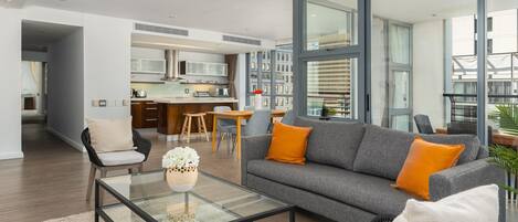 디럭스 아파트 | 거실 공간 | 케이블 채널 시청이 가능한 52인치 평면 TV, TV