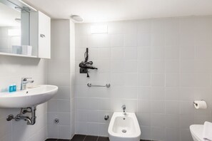Shower, bidet - GuestHost - APT studio on 2 levels Milan-Corso Magenta! (Milano)