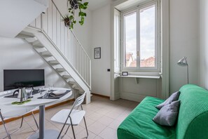 Living area - GuestHost - APT studio on 2 levels Milan-Corso Magenta! (Milano)