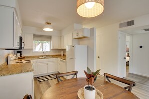 Réfrigérateur, micro-ondes, plaque de cuisson, lave-vaisselle