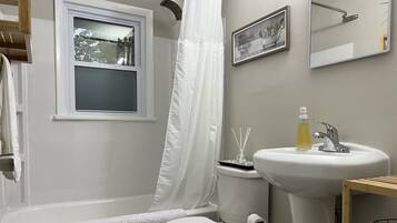 Combined shower/bathtub, hair dryer, towels, soap