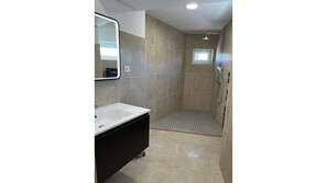 Douche, sèche-cheveux, serviettes fournies, papier toilette