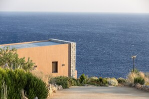 Property grounds - Seafront elegant villa,infinity pool &devine views (Rethymno)