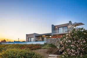 Exterior - Seafront elegant villa,infinity pool &devine views (Rethymno)