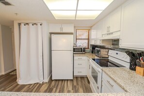 Kjøleskap, mikrobølgeovn, ovn og kokeplater