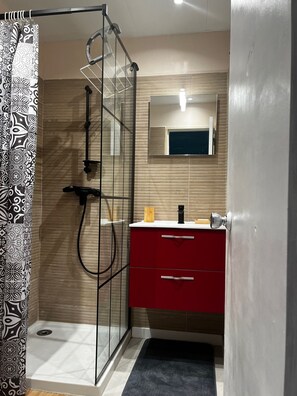 Shower, hair dryer, towels, soap - Superb apartment just two minutes from the beach and marina! (Les Trois-Îlets)
