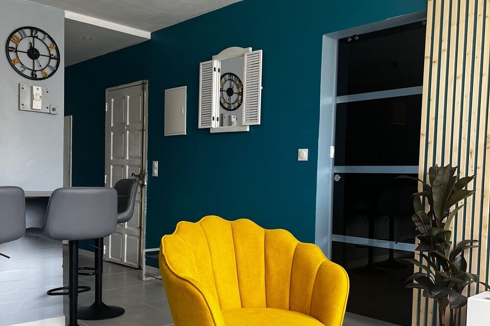 Superb apartment two minutes from the beach and the marina!