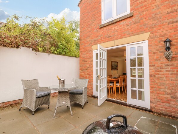 Cottage | Property grounds - 7 The Green (Lichfield)