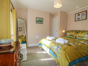 3 bedrooms, individually decorated, individually furnished, free WiFi - 7 The Green (Lichfield)