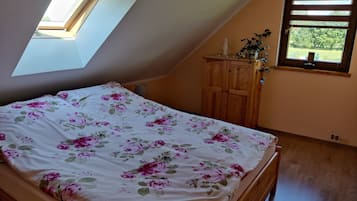 4 bedrooms, iron/ironing board, travel crib, free WiFi