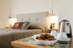 Minibar, caja de seguridad en la habitación y escritorio 