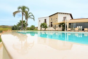 Piscine extérieure en saison