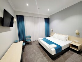 客房内保险箱、特色装修、特色家居、办公桌