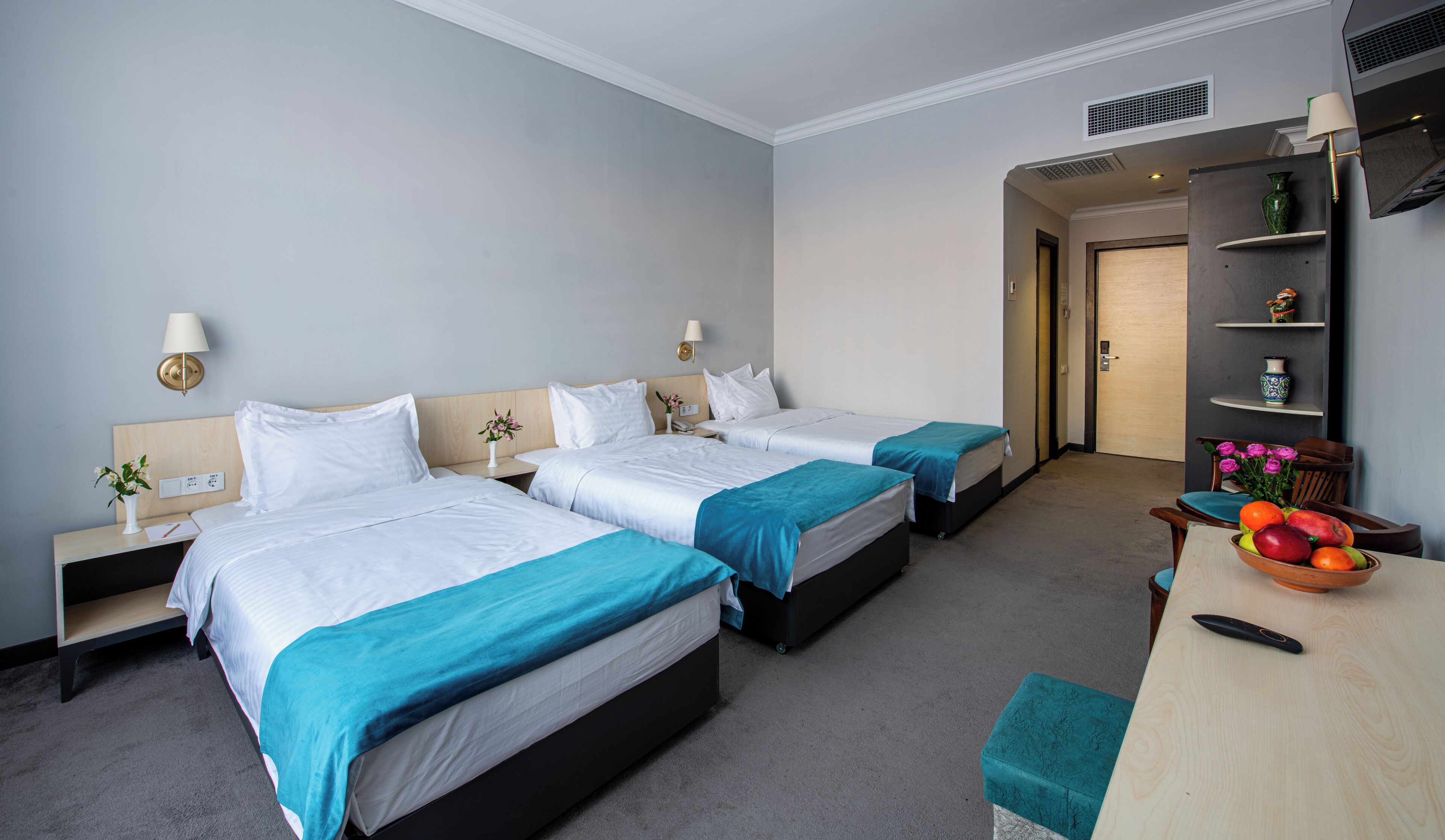 Habitación triple básica | Caja de seguridad en la habitación y decoración personalizada 