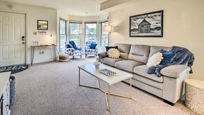 A living room with a beige sofa, a coffee table, and a framed picture on the wall. - Historic Dtwn Home: 2 Mi to Military Park! (Gettysburg)