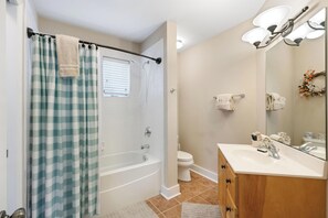 Bathroom - Evergreens 1012- Mtn Condo, Gated Resort, Indoor/Outdoor Pools & Hot Tub (Boone)
