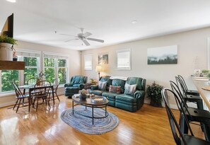 TV, fireplace - Evergreens 1012- Mtn Condo, Gated Resort, Indoor/Outdoor Pools & Hot Tub (Boone)