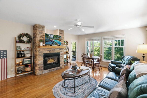 TV, fireplace - Evergreens 1012- Mtn Condo, Gated Resort, Indoor/Outdoor Pools & Hot Tub (Boone)