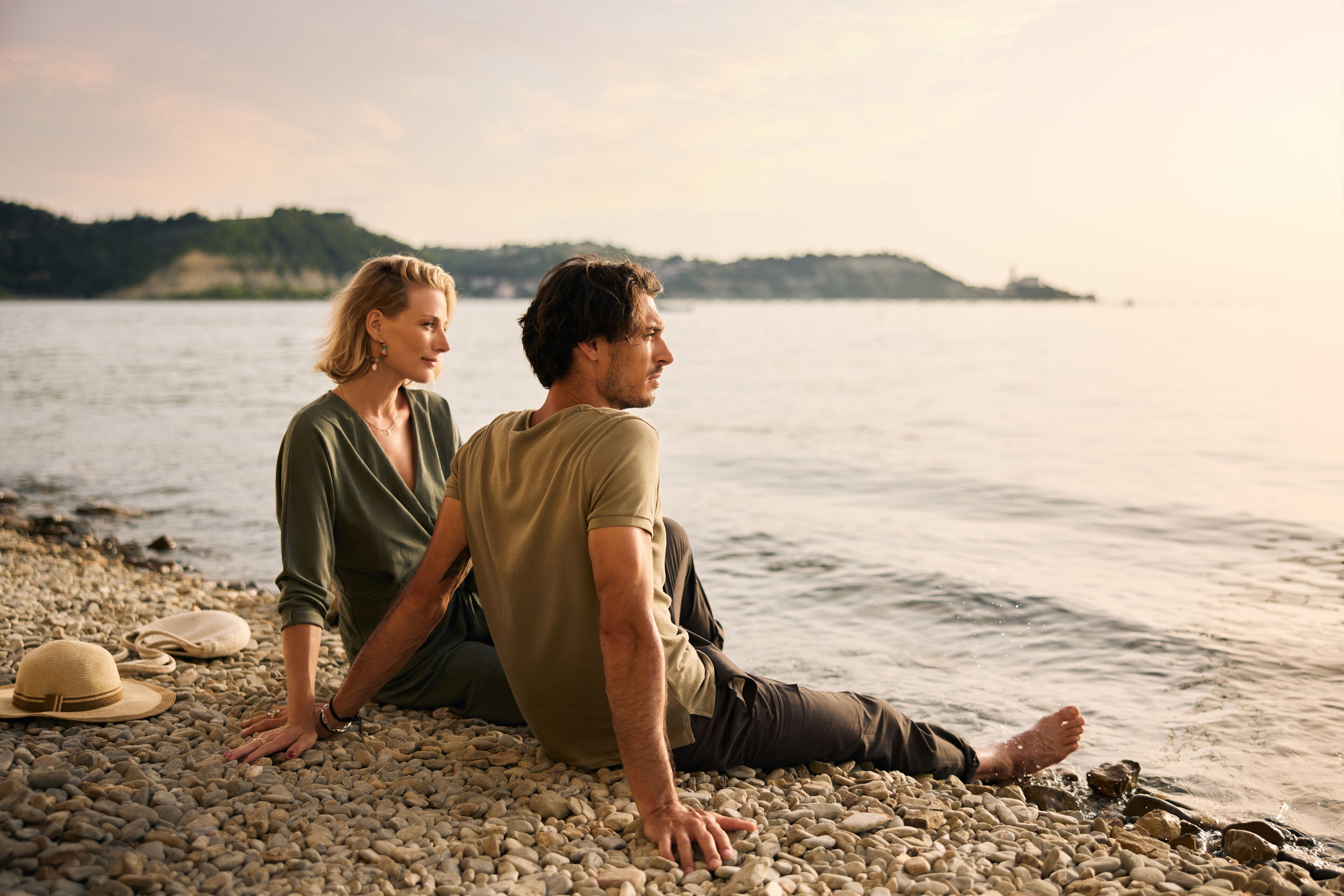 Nær stranden, solsenger, parasoller og strandbar