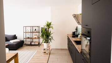 Familienapartment, 1 Schlafzimmer, zum Garten hin | Eigene Küche | Hochstuhl
