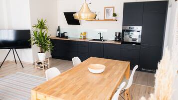 Familienapartment, 1 Schlafzimmer, zum Garten hin | Essbereich im Zimmer